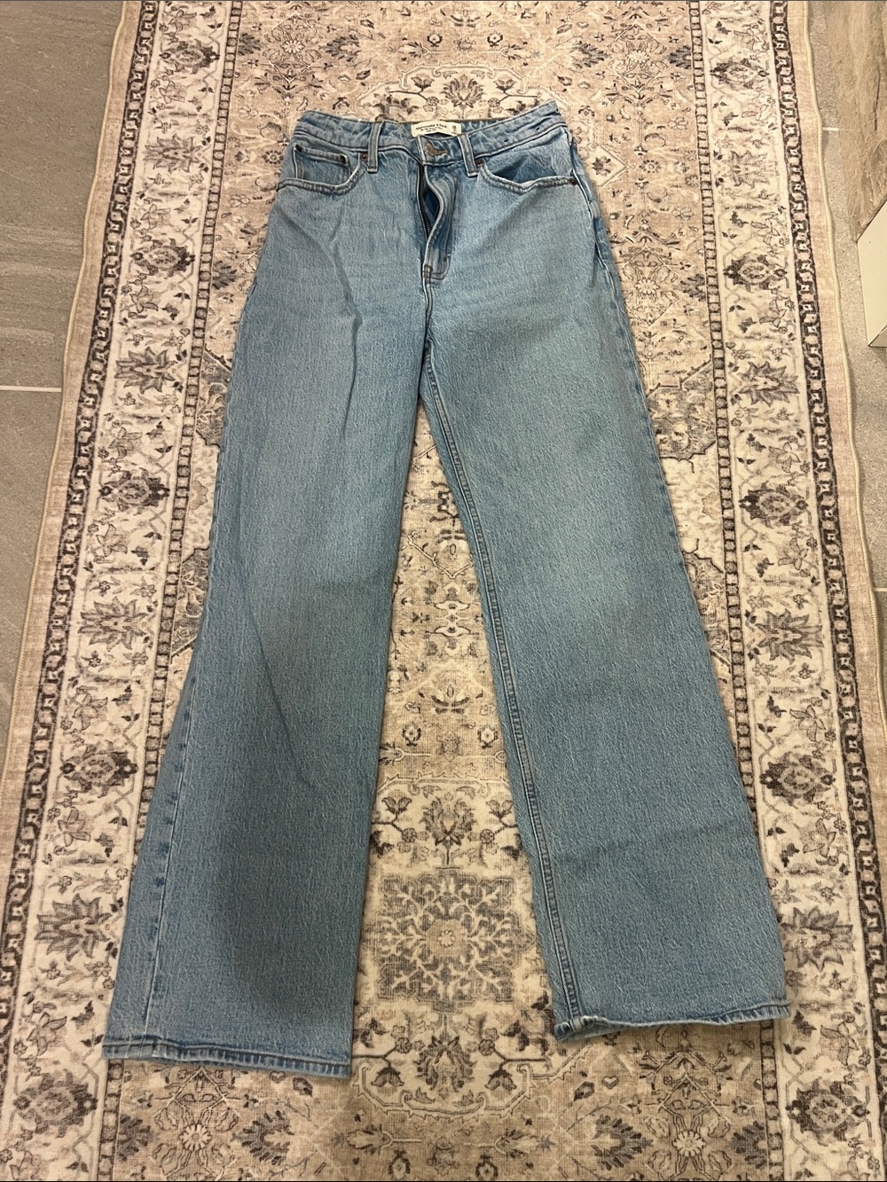 Abercrombie & Fitch Curve Love Light Blue 90s Relaxed High-Rise Jeans. 2/26